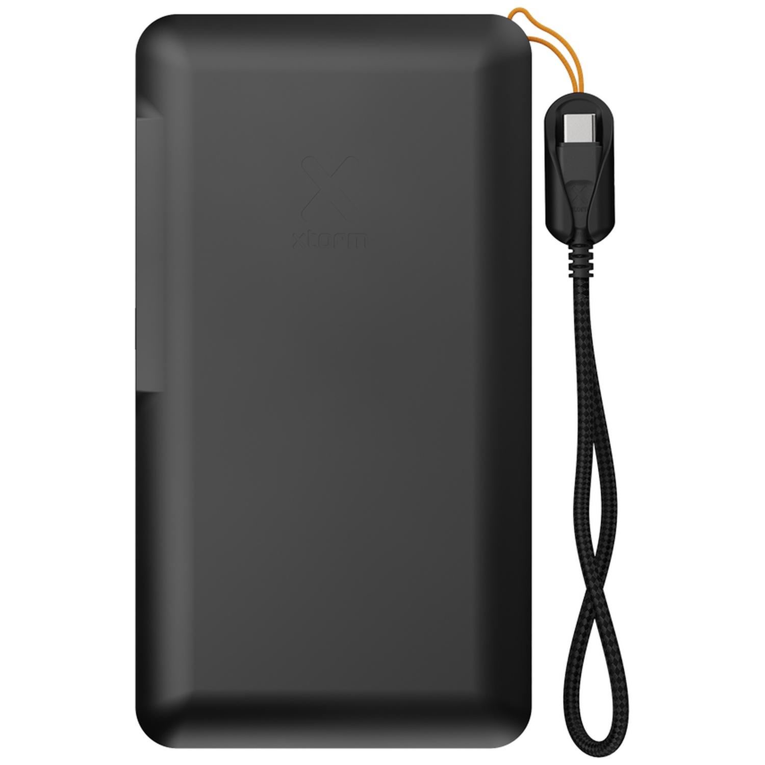 Batterie externe Xtorm noire avec câble de charge noir intégré et boucle orange sur fond clair.
