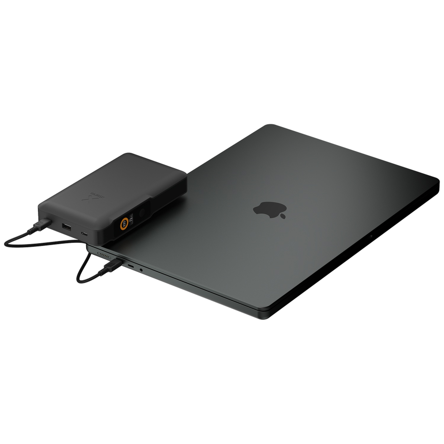 Une batterie externe noire connectée par un câble à un ordinateur portable noir fermé sur fond blanc.