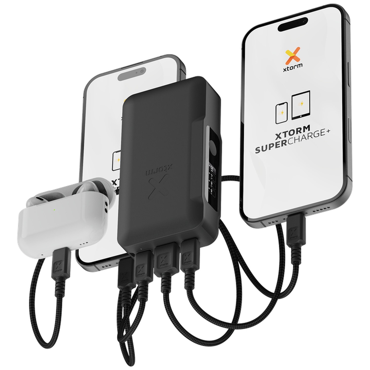Une batterie externe Xtorm noire charge deux smartphones et un étui d'écouteurs via des câbles.