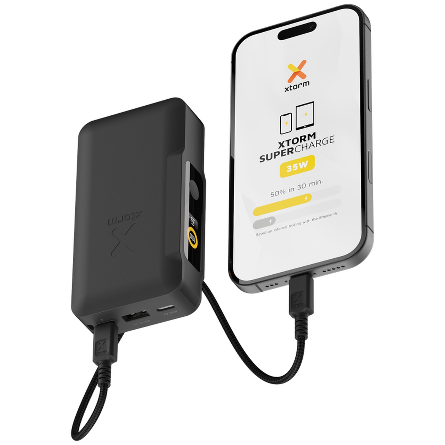 Une batterie externe Xtorm noire charge un smartphone avec un câble noir sur fond blanc.
