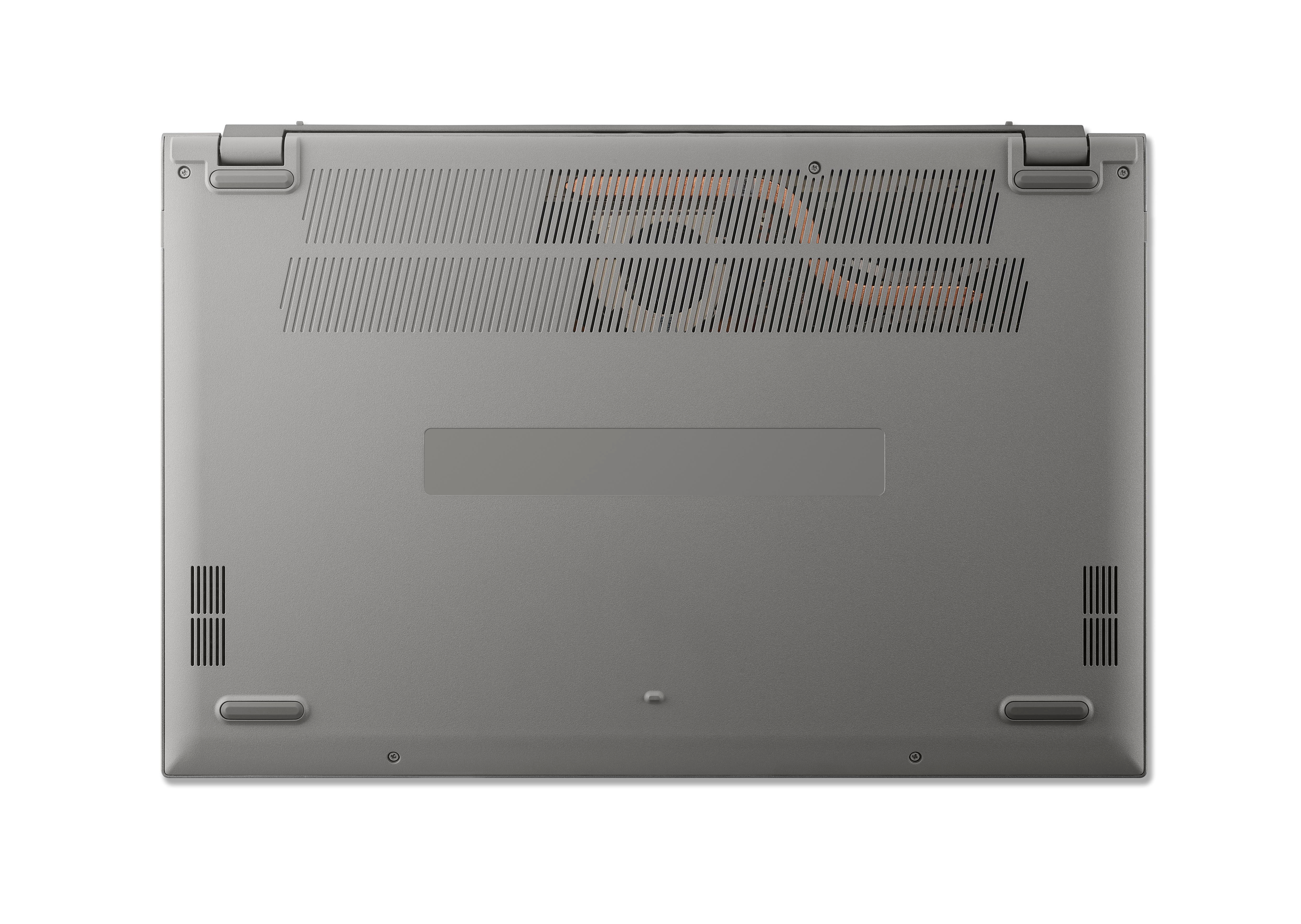 Unterseite eines grauen Laptops mit Lüftungsschlitzen, Kupfer-Heatpipes, Gummifüßen und Scharnieren.