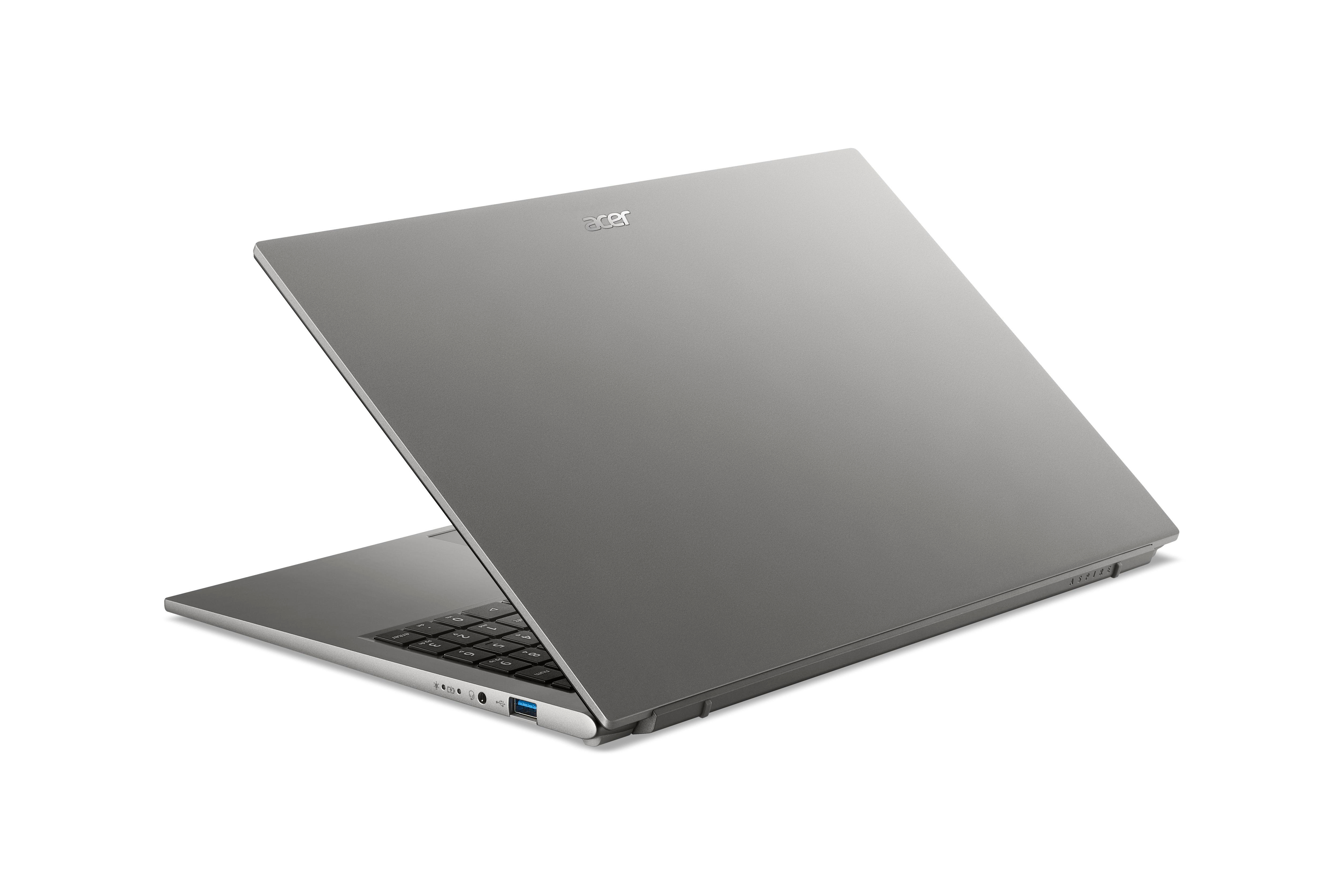 Ein grauer Acer-Laptop auf weißem Hintergrund, von hinten links aufgenommen.