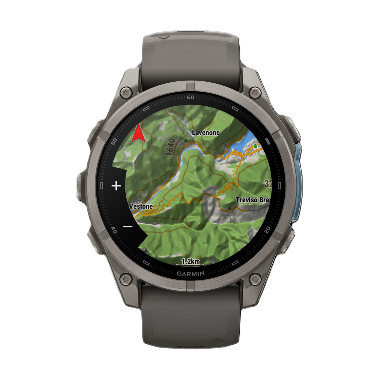 Uno smartwatch Garmin mostra una mappa topografica dettagliata con una freccia rossa e nomi di luoghi.