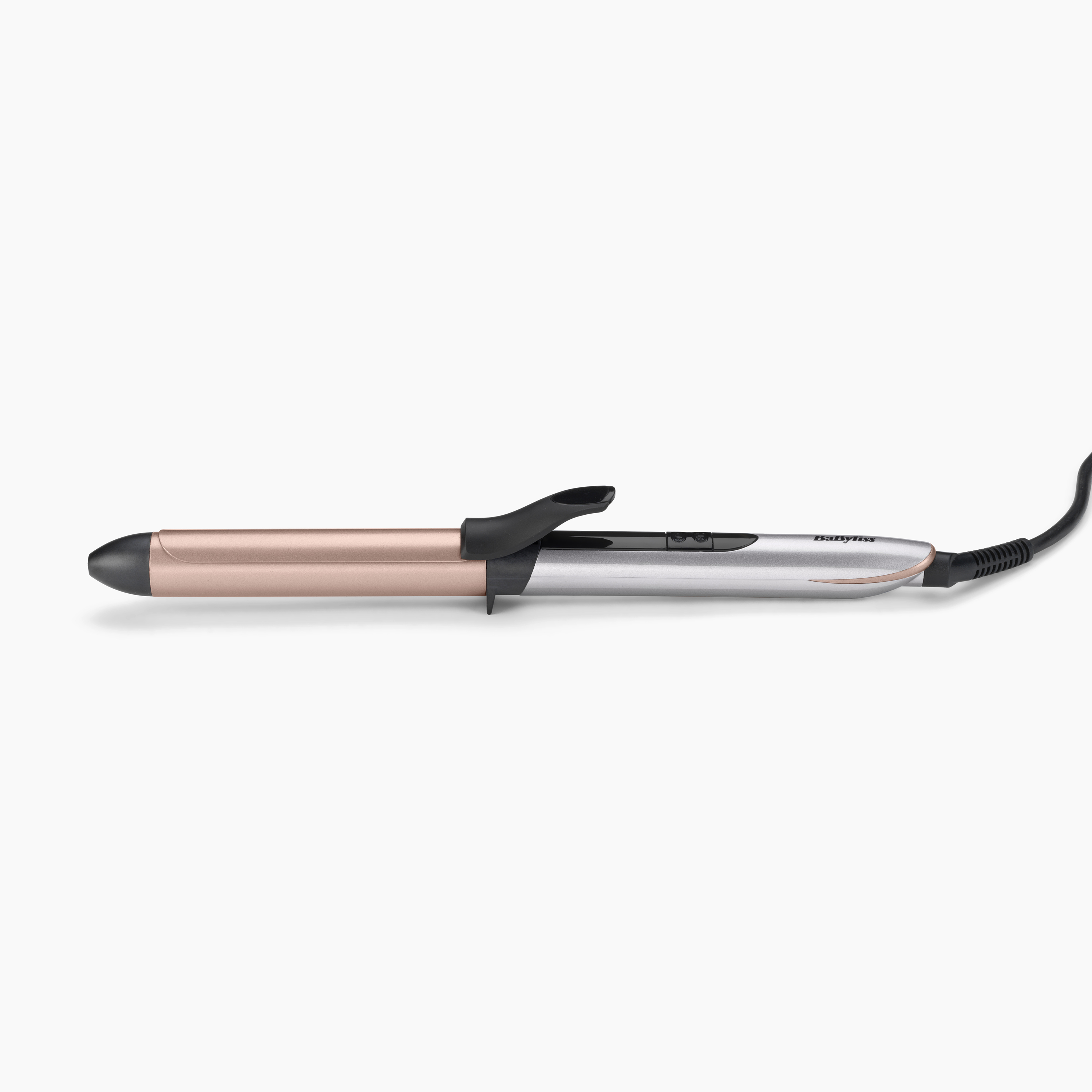 Ein silberner und roségoldener BaByliss Lockenstab mit schwarzem Griff und Kabel auf weißem Hintergrund.