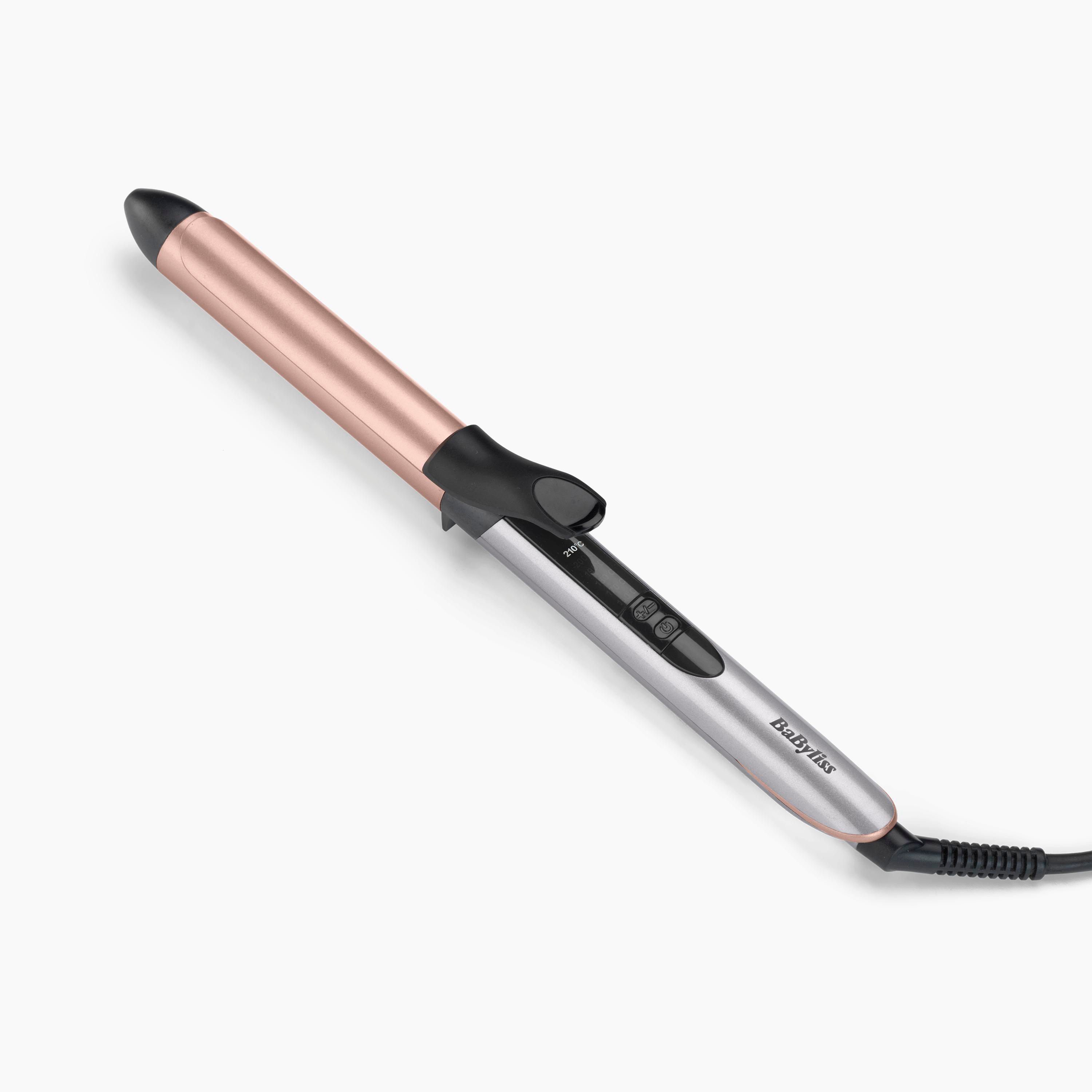 Ein roségoldener und silberner BaByliss Lockenstab liegt diagonal auf einem weißen Hintergrund.