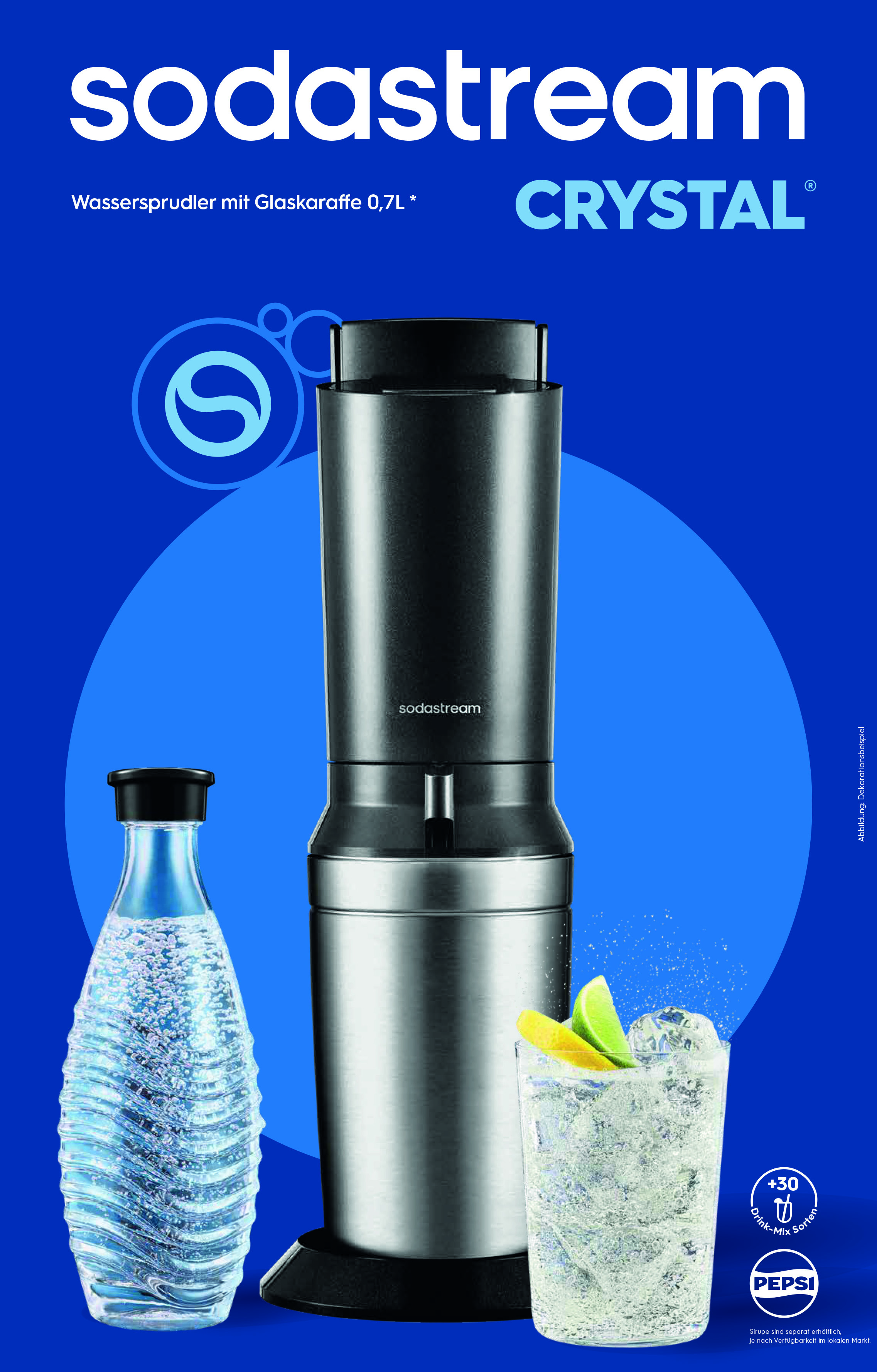 Sodastream Crystal Wassersprudler mit Glasflasche, einem Glas Wasser mit Eis und Limette vor blauem Hintergrund.
