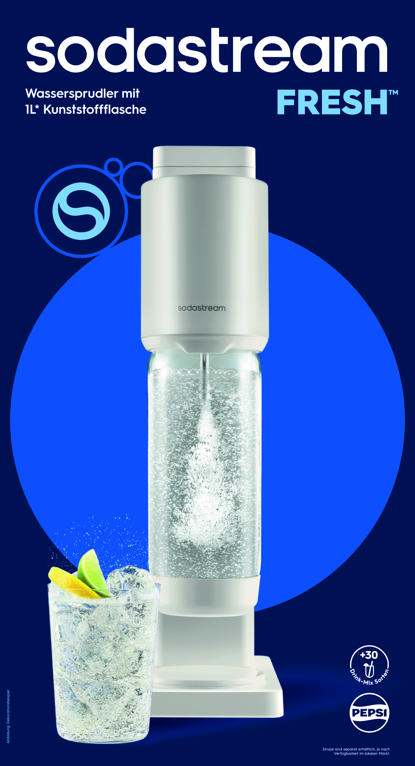 Ein weißer Sodastream Fresh Wassersprudler mit Flasche und einem Glas Soda mit Limette und Eis.