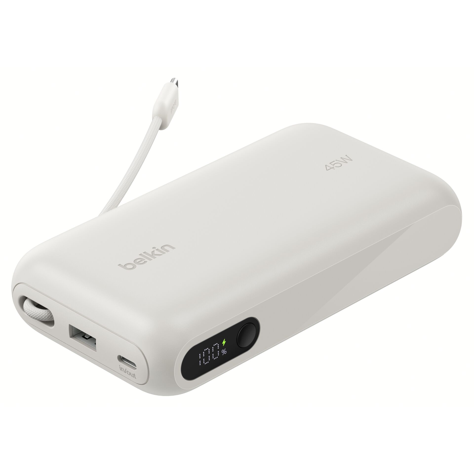 Batería externa blanca Belkin de 45 W con pantalla digital al 100% y cable conectado sobre fondo blanco.