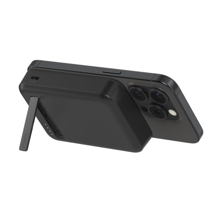 Un smartphone negro con batería externa acoplada y soporte desplegado sobre fondo blanco.