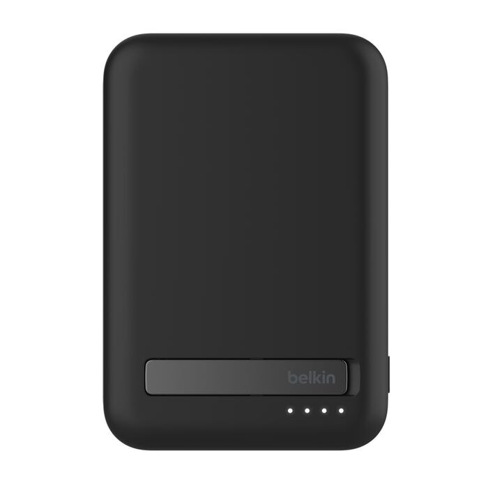 Batería externa Belkin negra con soporte y cuatro luces LED en la parte inferior, sobre fondo blanco.