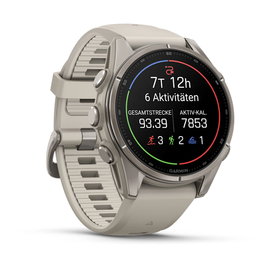 Un reloj inteligente Garmin beige con estadísticas de fitness en la pantalla redonda y una correa texturizada.