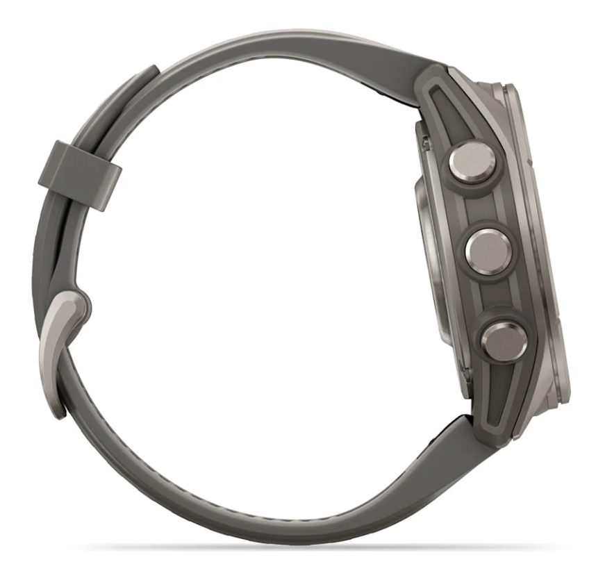 Vista lateral de un reloj deportivo gris con tres botones y correa de silicona sobre fondo blanco.