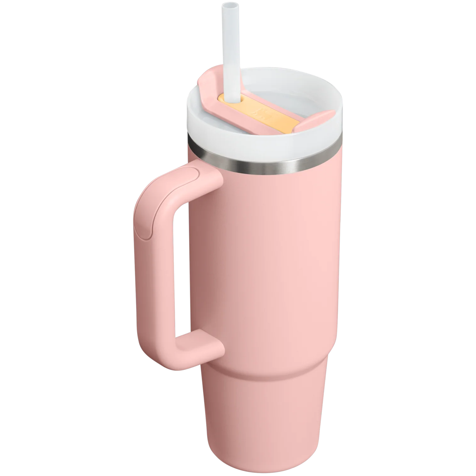 Siyah arka plan üzerinde kulplu, beyaz kapaklı ve pipetli pembe bir bardak.