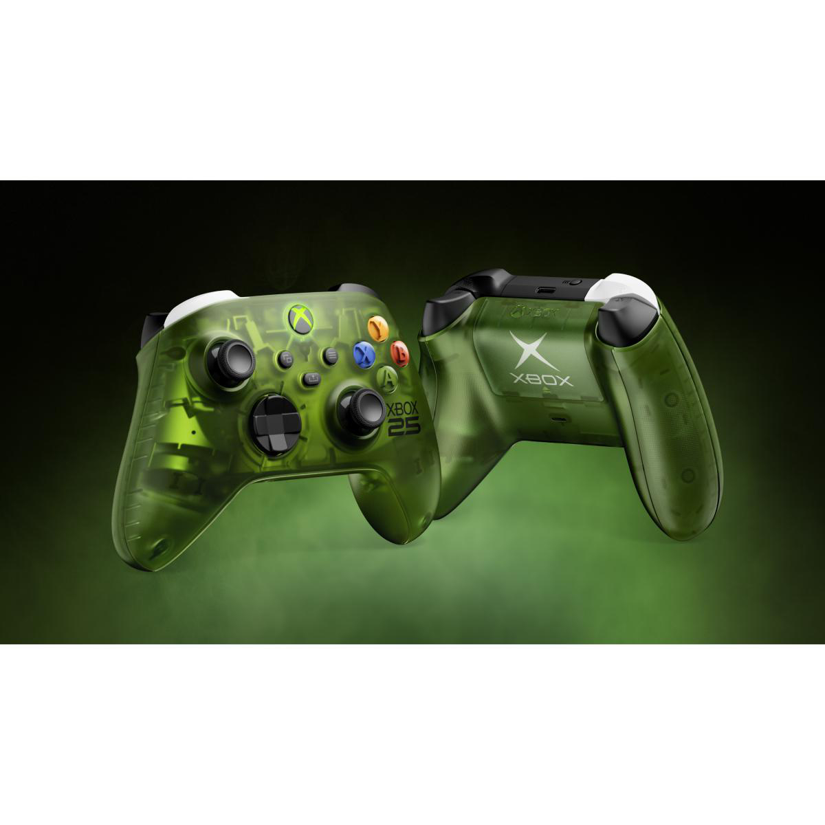 Transparenter grüner Xbox-Controller mit weißen und schwarzen Details auf grünem Hintergrund.