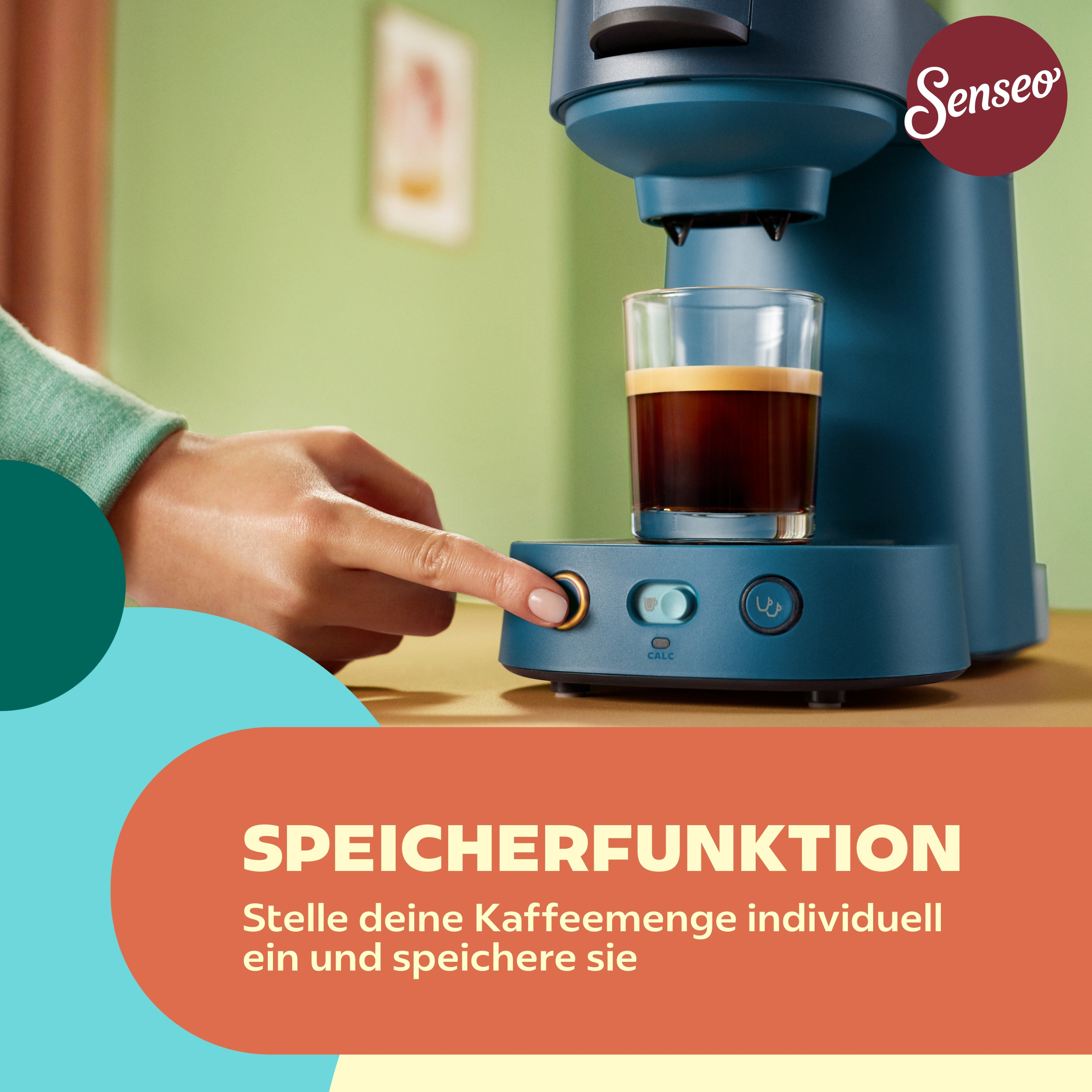 Eine Hand drückt den Knopf einer blauen Senseo-Kaffeemaschine, unter der ein Glas frischer Kaffee steht.
