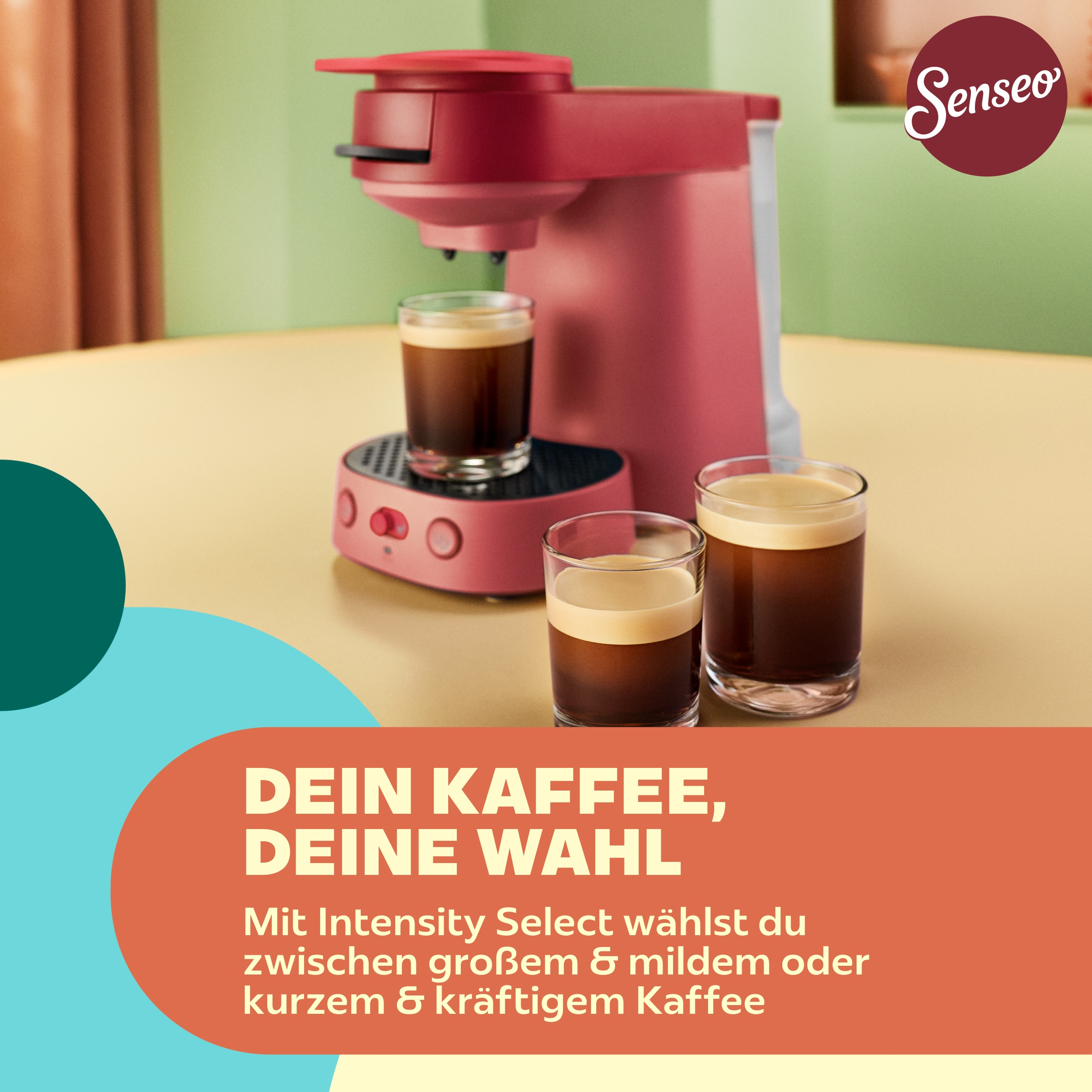 Rote Senseo-Kaffeemaschine auf einem Tisch mit drei Gläsern Kaffee, umgeben von bunten Grafiken und Text.