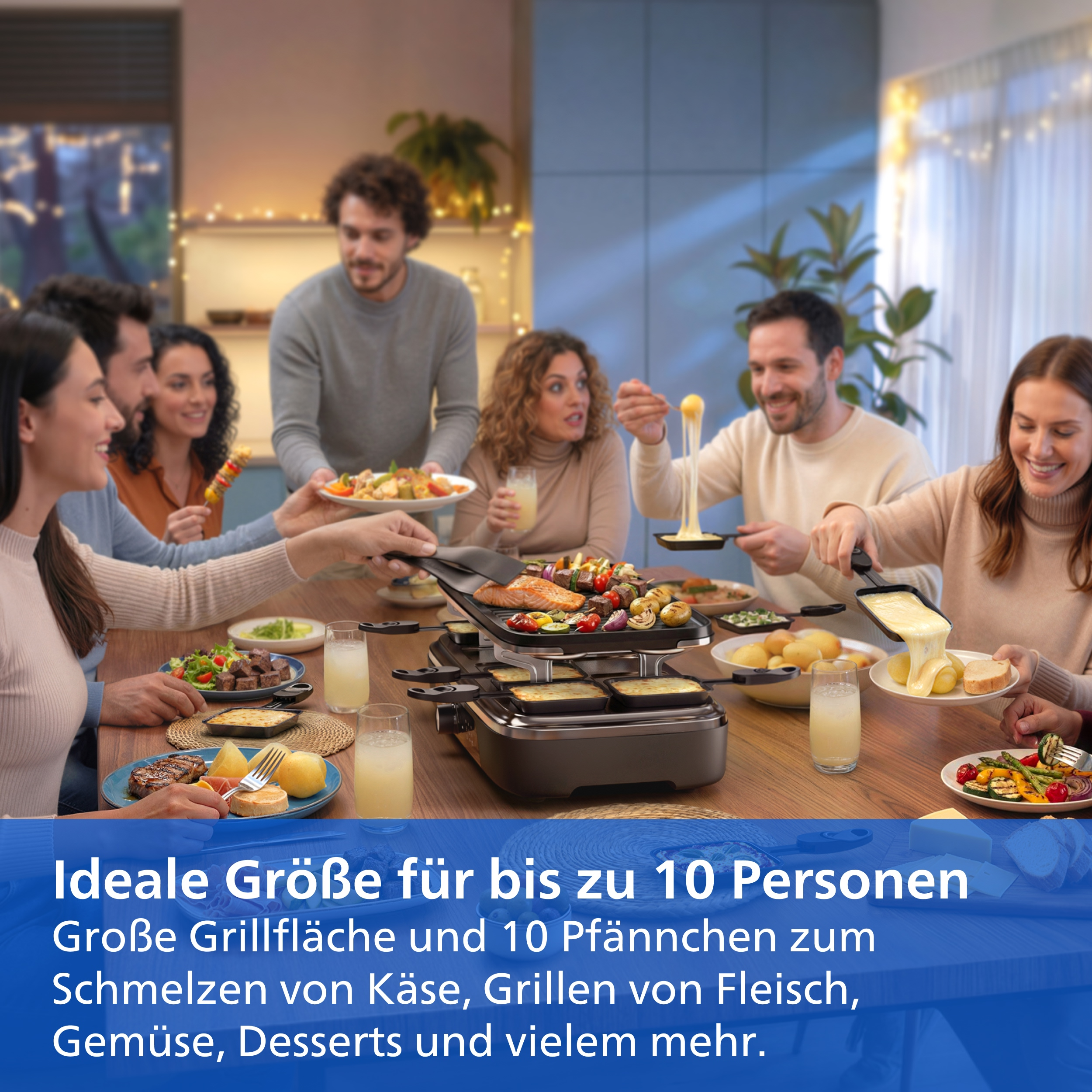 Freunde sitzen am Holztisch und nutzen einen großen Raclettegrill mit Pfännchen für geschmolzenen Käse und Grillgut.