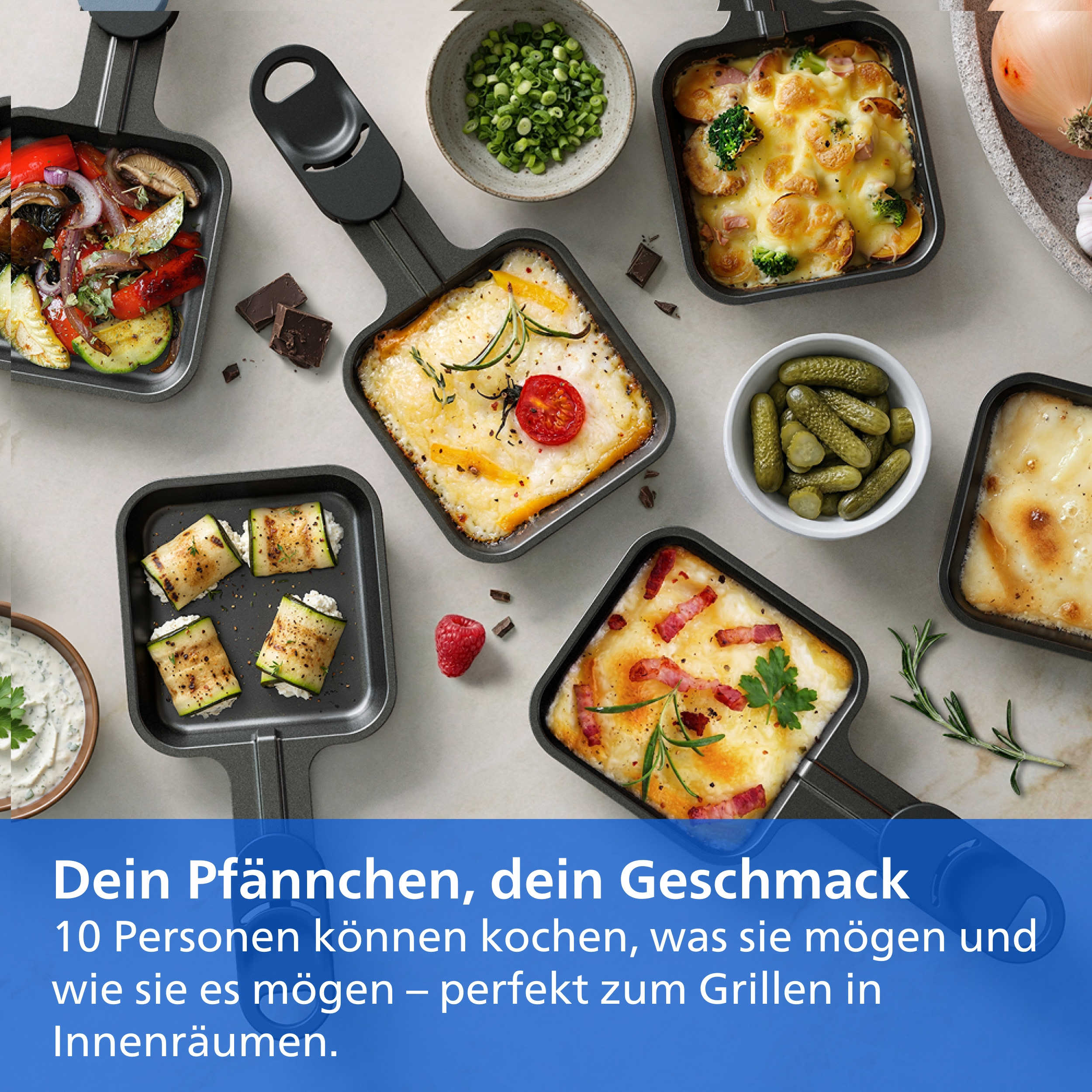 Raclette-Pfännchen mit verschiedenen Zutaten wie Käse, Gemüse und Fleisch auf einem Tisch.