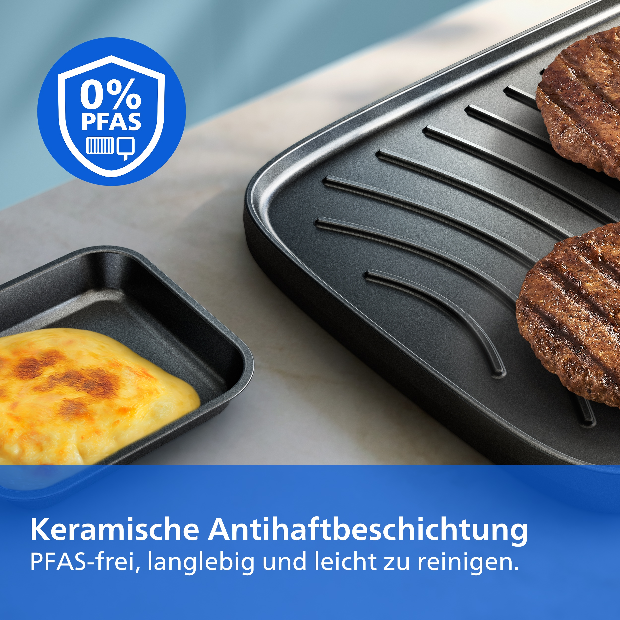 Grillpfanne mit Burgerpatties und kleine Pfanne mit geschmolzenem Käse, dazu ein 0% PFAS Siegel.