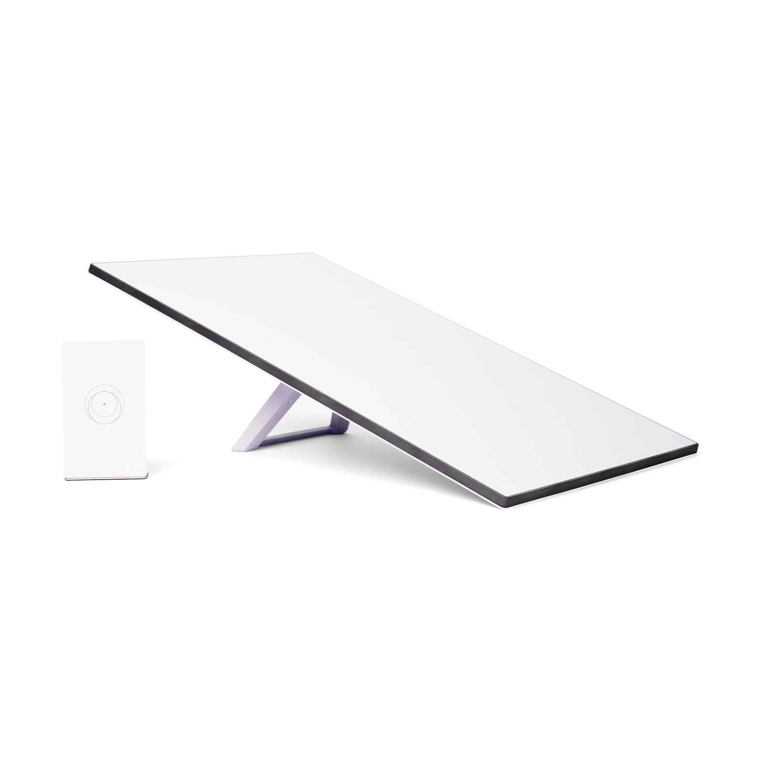 Un pannello bianco inclinato con supporto e un dispositivo bianco più piccolo accanto su sfondo bianco.
