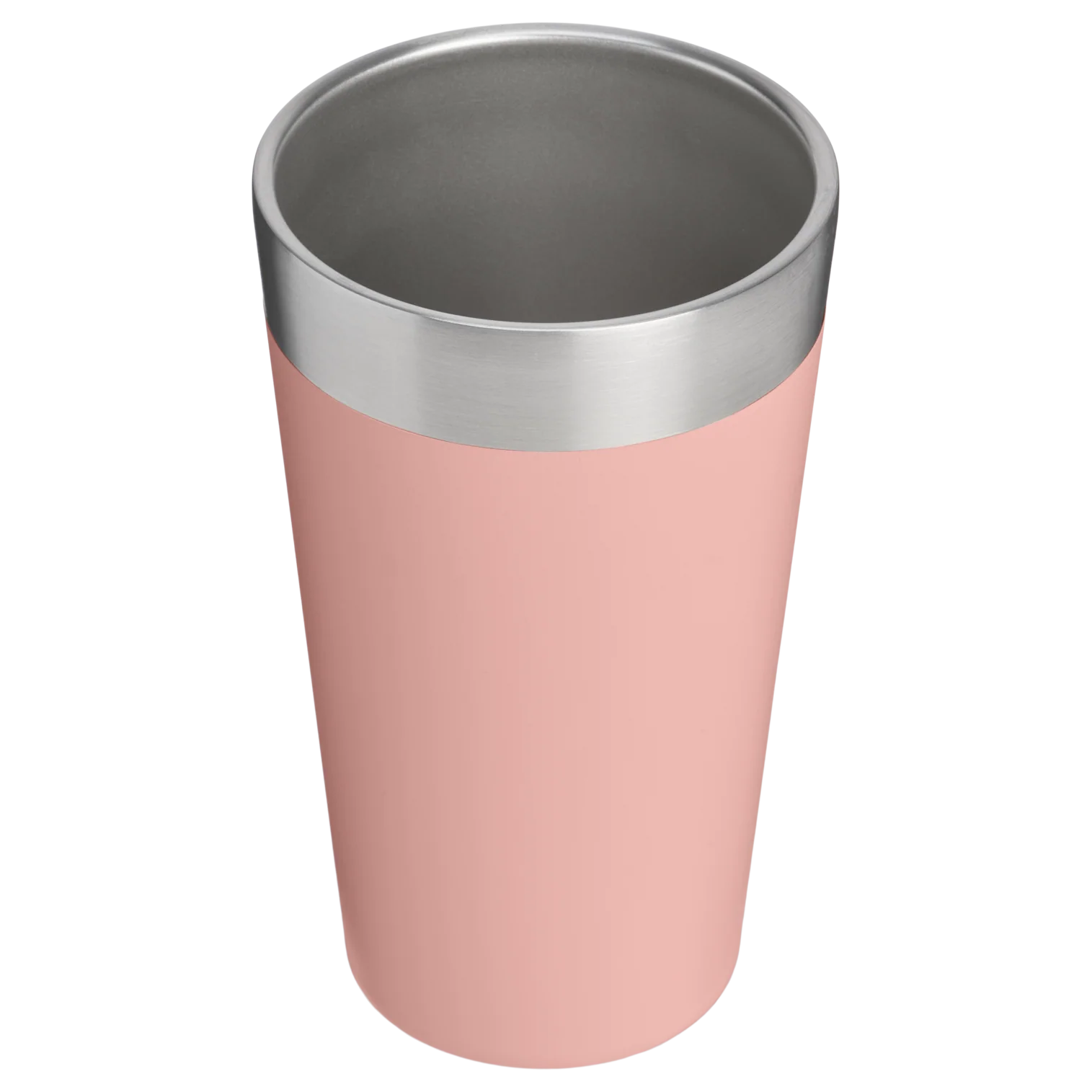 Siyah arka plan üzerinde gümüş kenarlı pembe bir bardak.