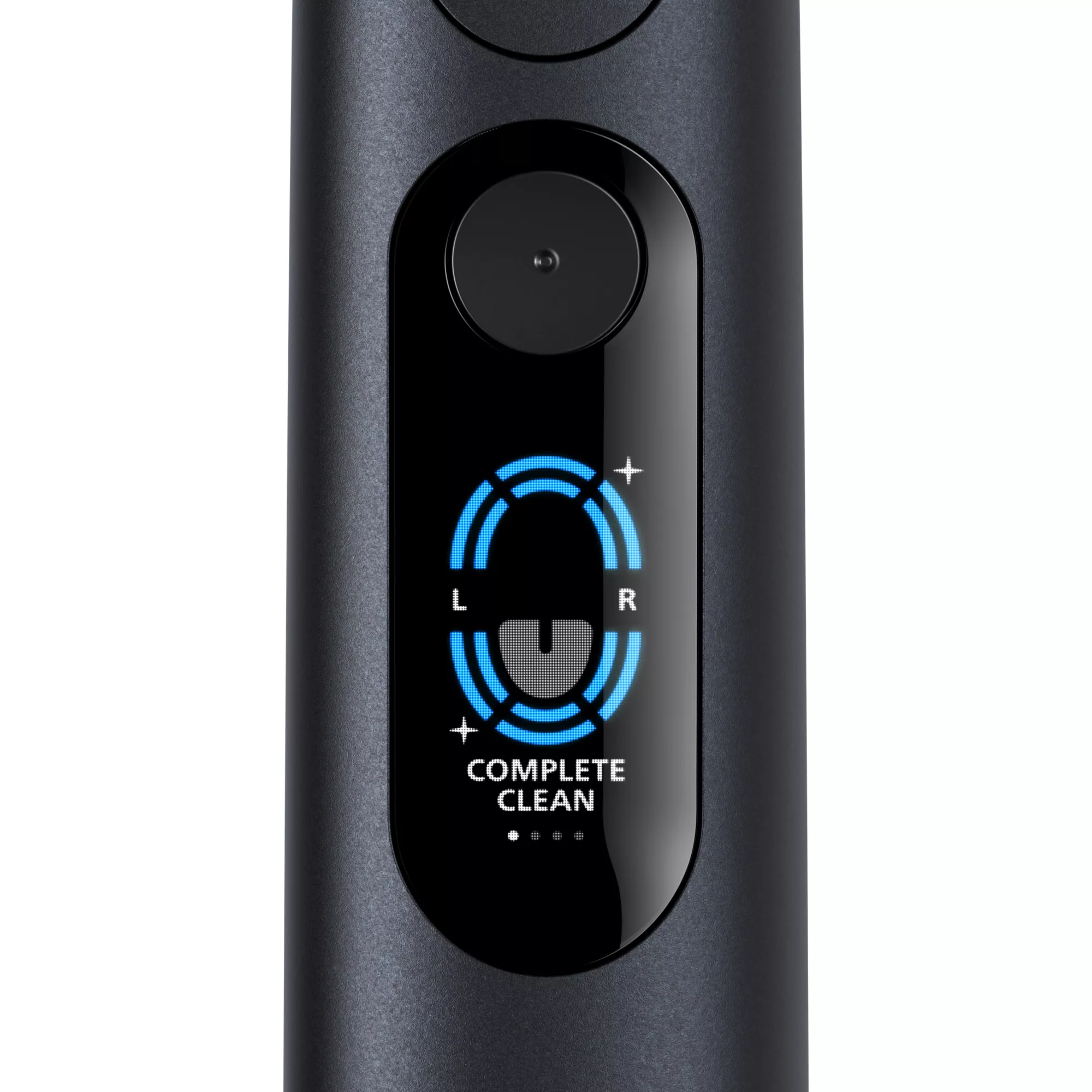 Közeli kép egy fekete elektromos fogkeféről, kék kijelzővel és a COMPLETE CLEAN felirattal.
