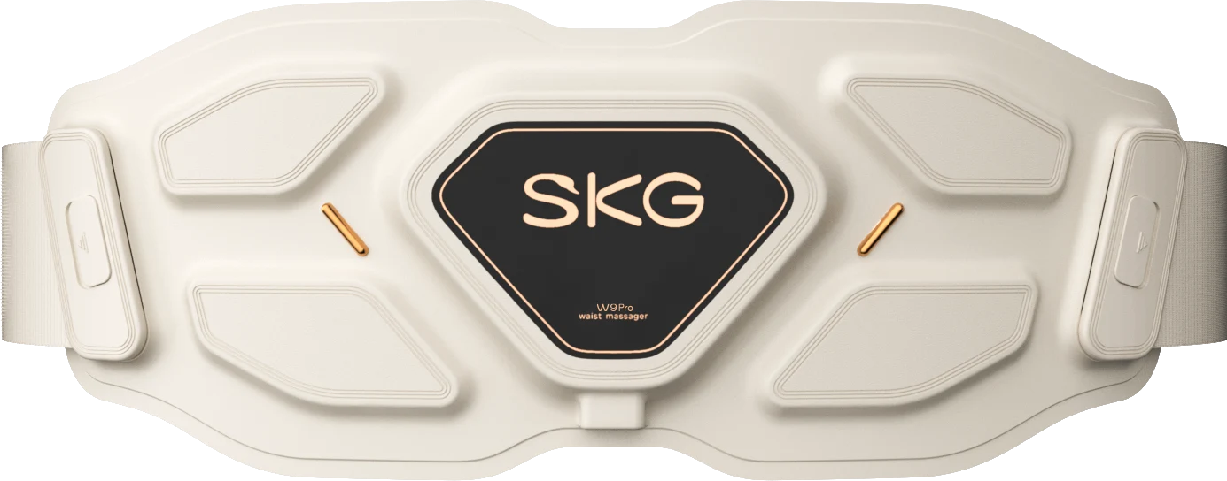 Beigefarbener SKG W9 Pro Taillenmassagegürtel mit schwarzem Zentralfeld und ergonomischem Design auf schwarzem Hintergrund.