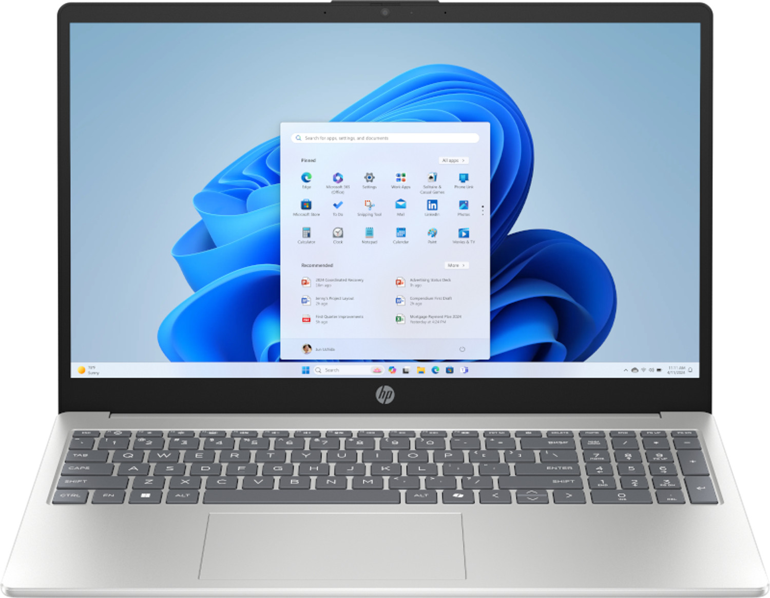 Silberner Laptop mit Windows 11 Startmenü auf dem blauen Hintergrund.