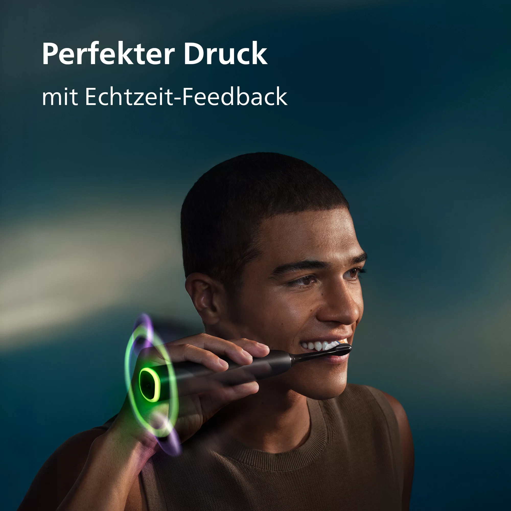 Ein Mann putzt sich die Zähne mit einer schwarzen elektrischen Zahnbürste mit grünem Lichtring.