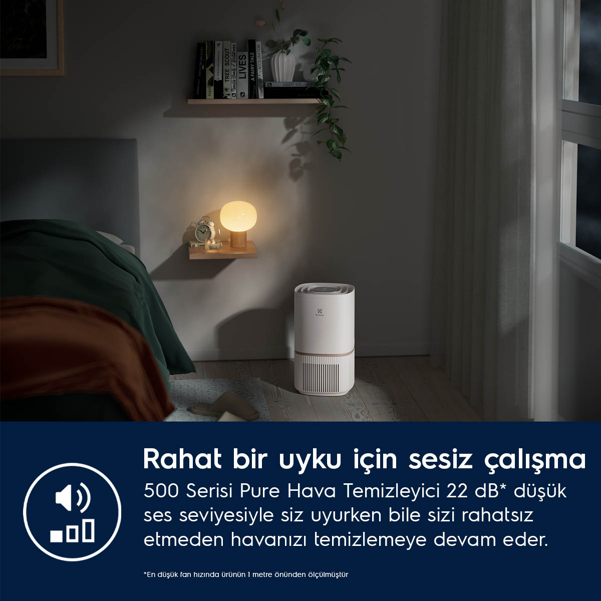 Loş bir yatak odasında gece lambası ve beyaz hava temizleyici, altta tanıtım metni ile.