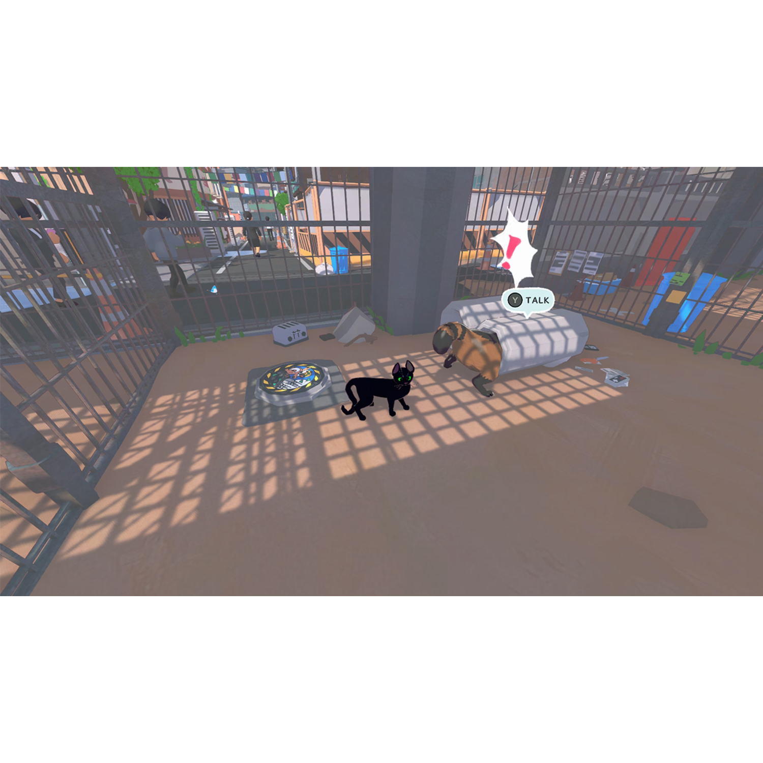 Un chat noir se tient près d'un raton laveur sous un pont, avec une clôture métallique et une rue en arrière-plan.