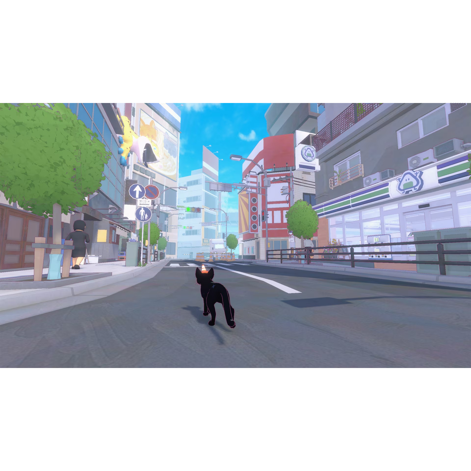 Un chat noir marche dans une rue ensoleillée d'une ville japonaise avec des magasins et des panneaux.