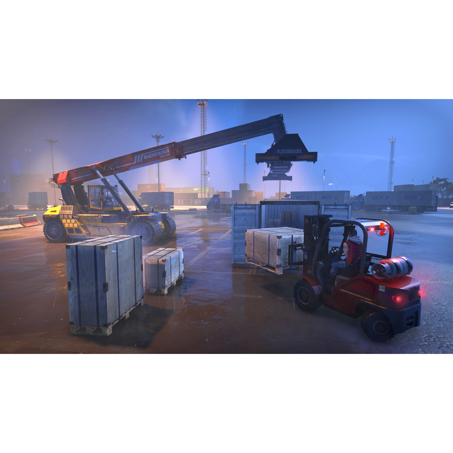 Un reachstacker jaune et un chariot élévateur rouge opèrent dans un port illuminé la nuit.