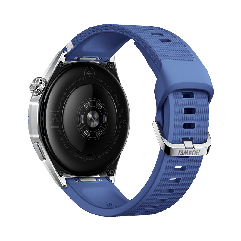 Rückseite einer silbernen Smartwatch mit blauem Silikonarmband vor schwarzem Hintergrund.