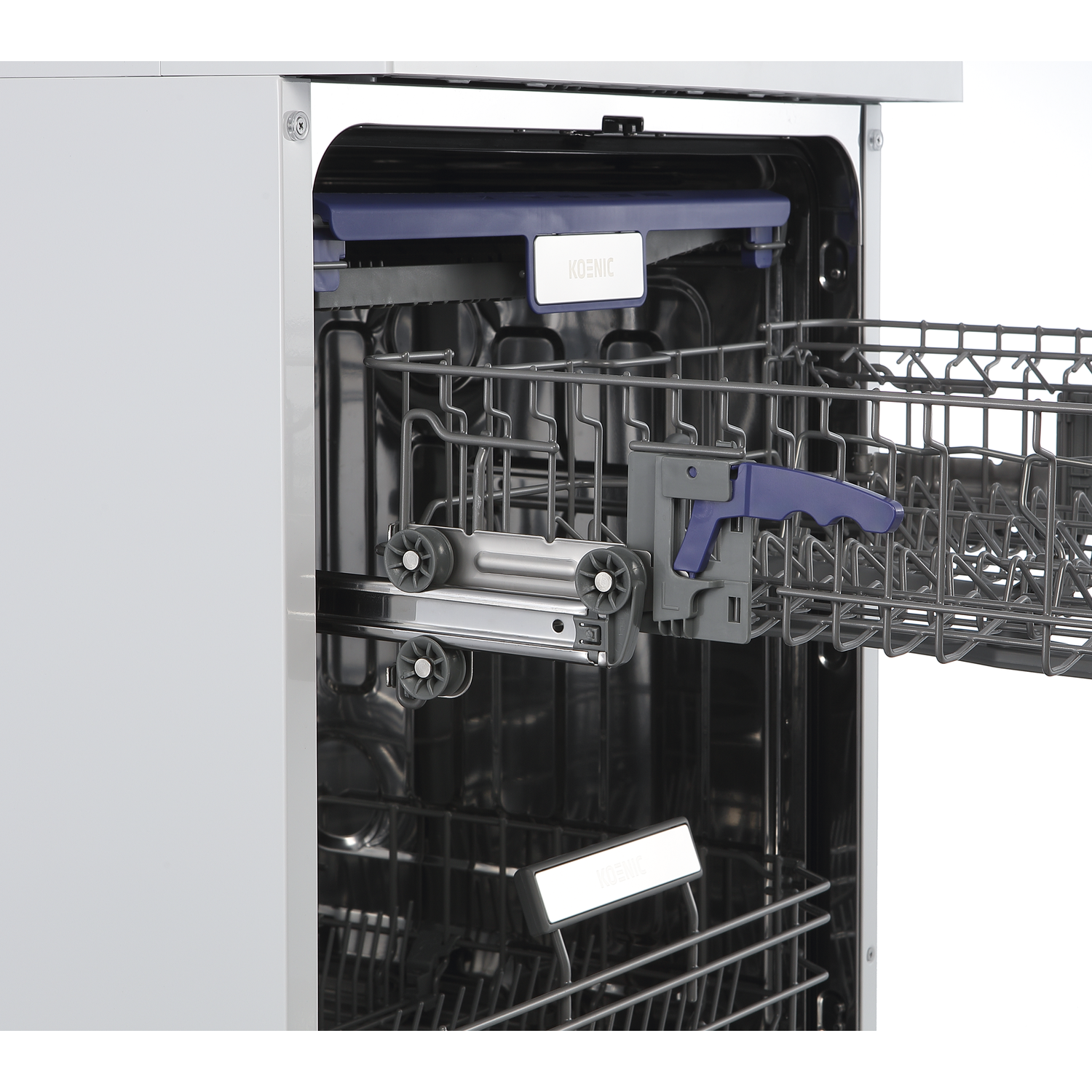 Lave-vaisselle blanc ouvert avec paniers gris sortis, montrant rails métalliques, roulettes et poignée bleue.