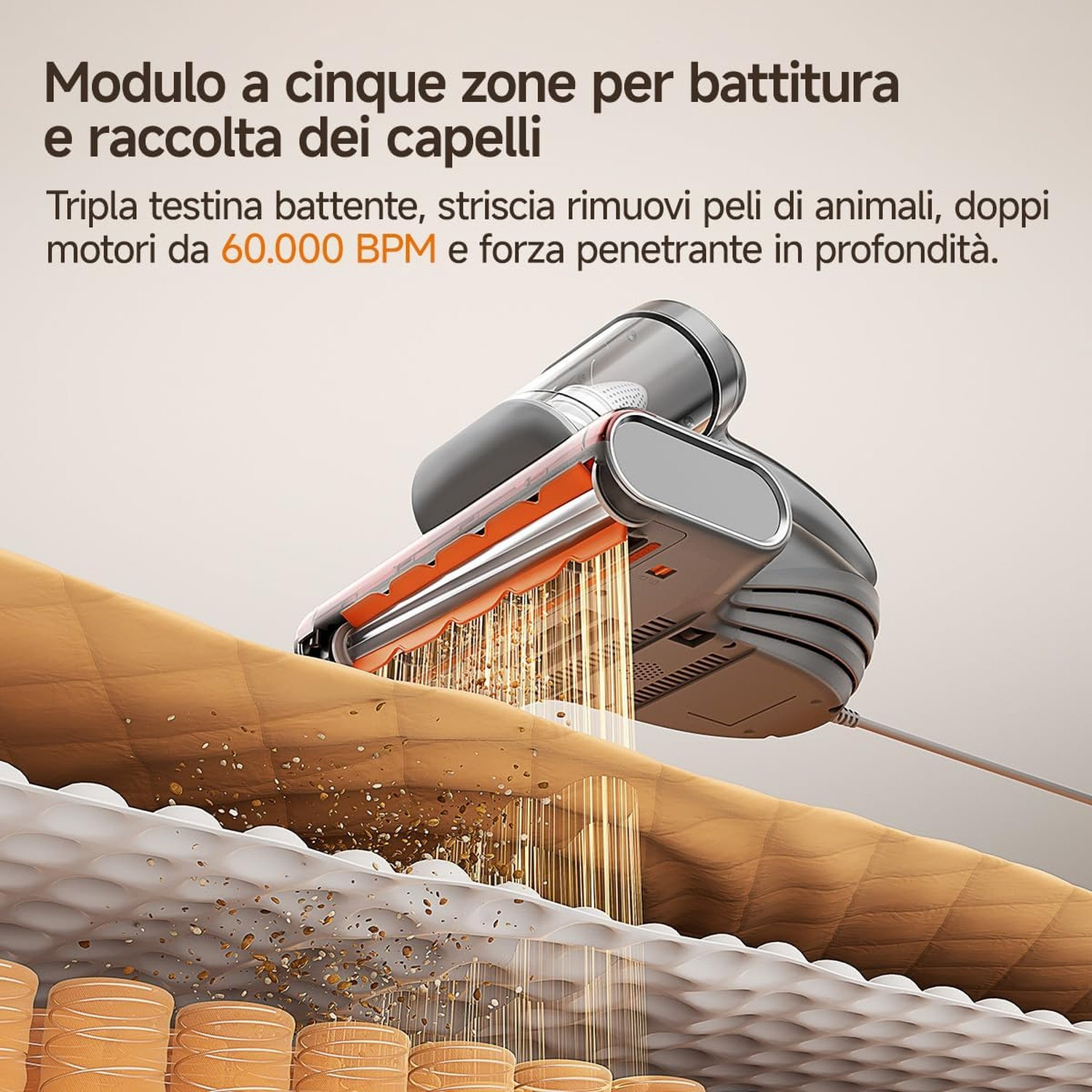Un aspirapolvere portatile estrae polvere e detriti dagli strati di un materasso.