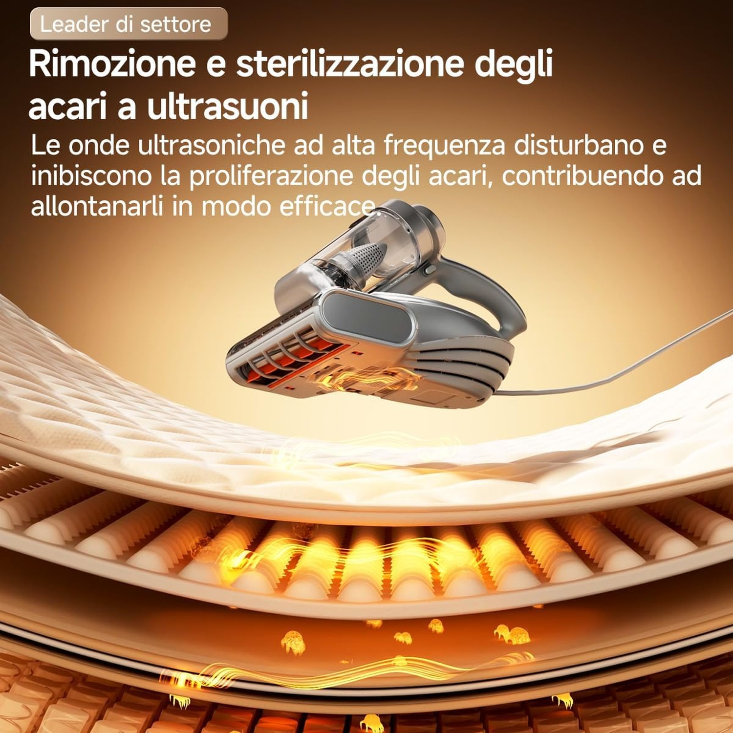 Un aspirapolvere portatile sopra un materasso mostra strati e rimozione degli acari.
