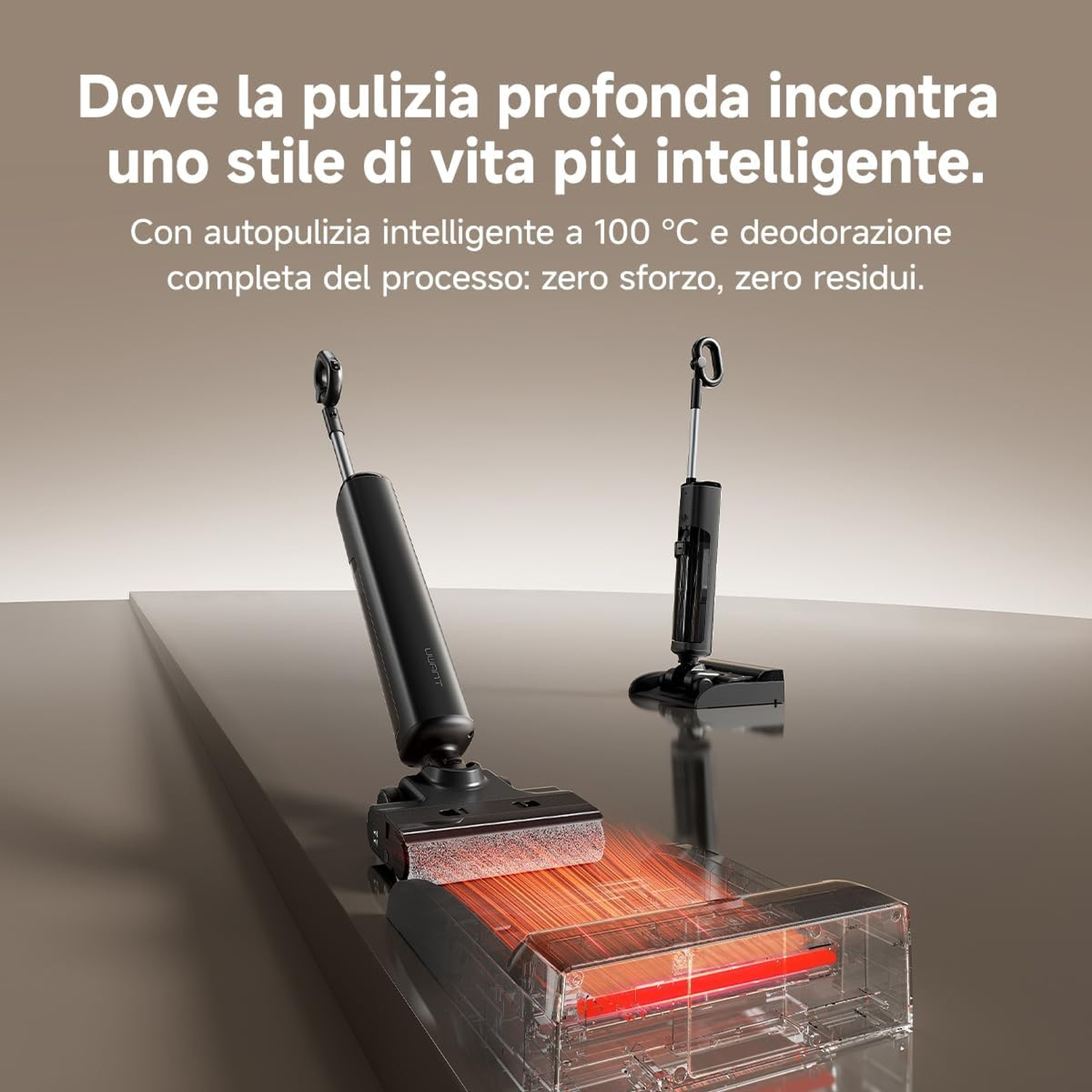 Due lavapavimenti cordless neri su superficie grigia con testo promozionale in italiano.