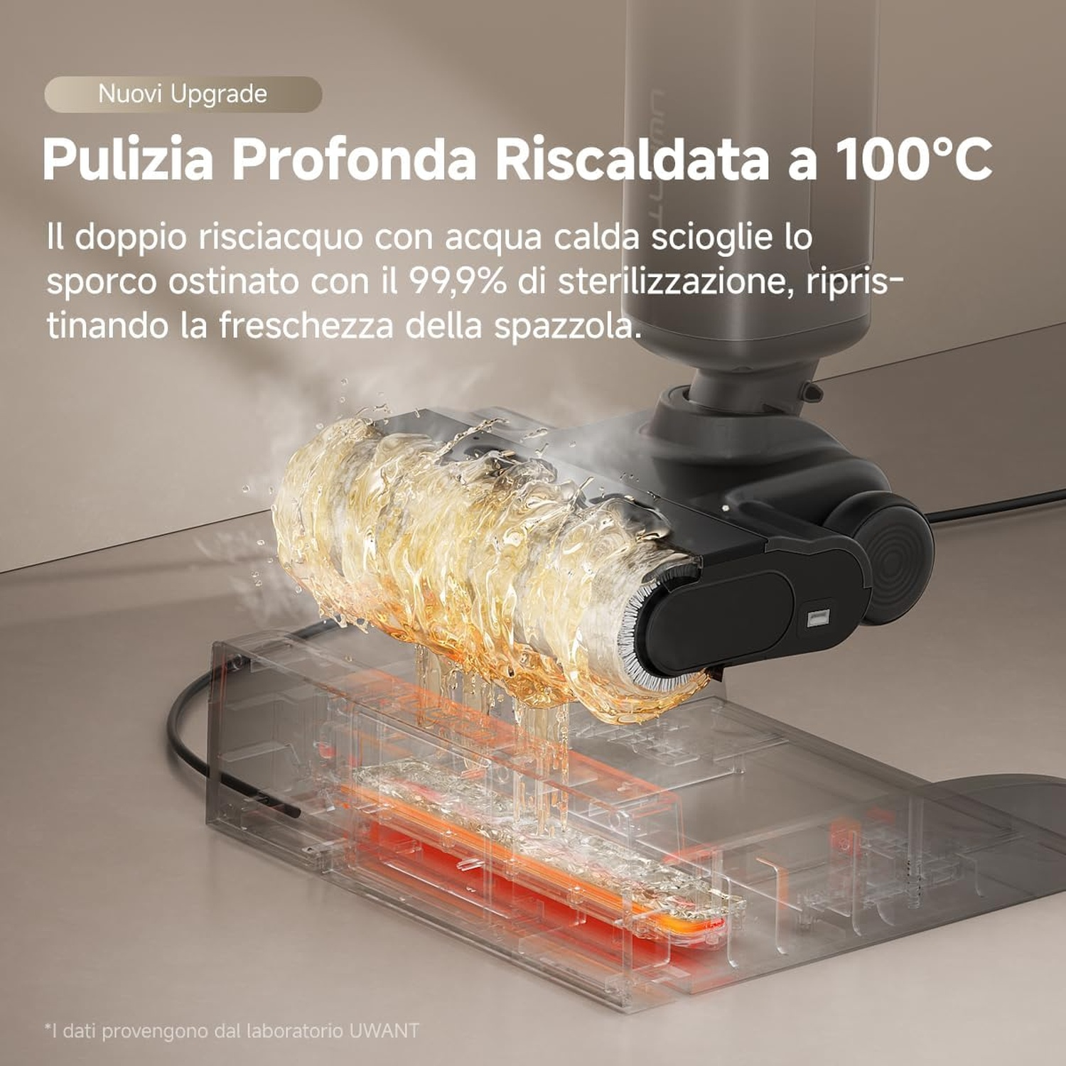 Una spazzola per aspirapolvere si pulisce con acqua calda su un vassoio trasparente.
