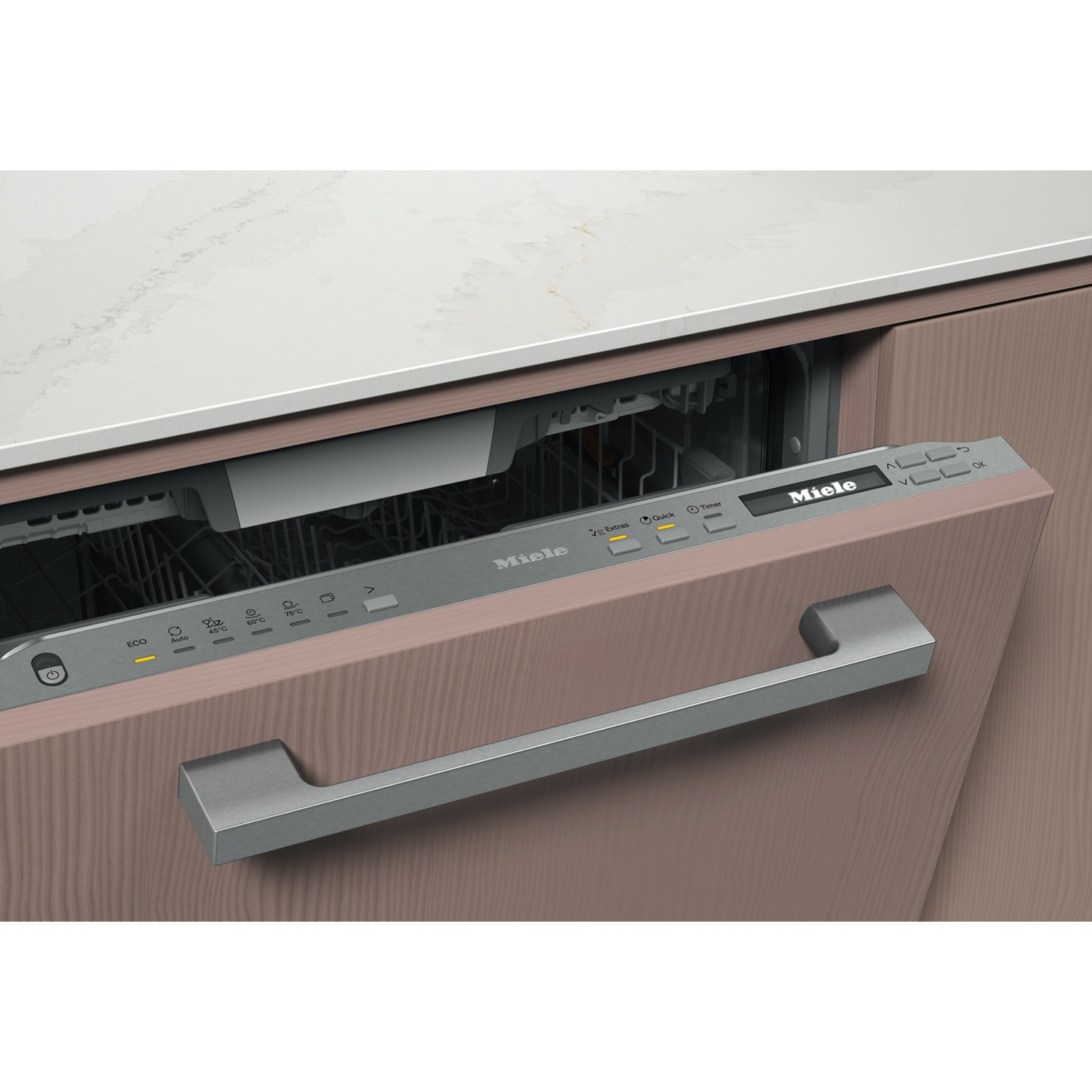 Una lavastoviglie Miele con frontale in legno rosa e maniglia in acciaio inox è socchiusa sotto un piano bianco.