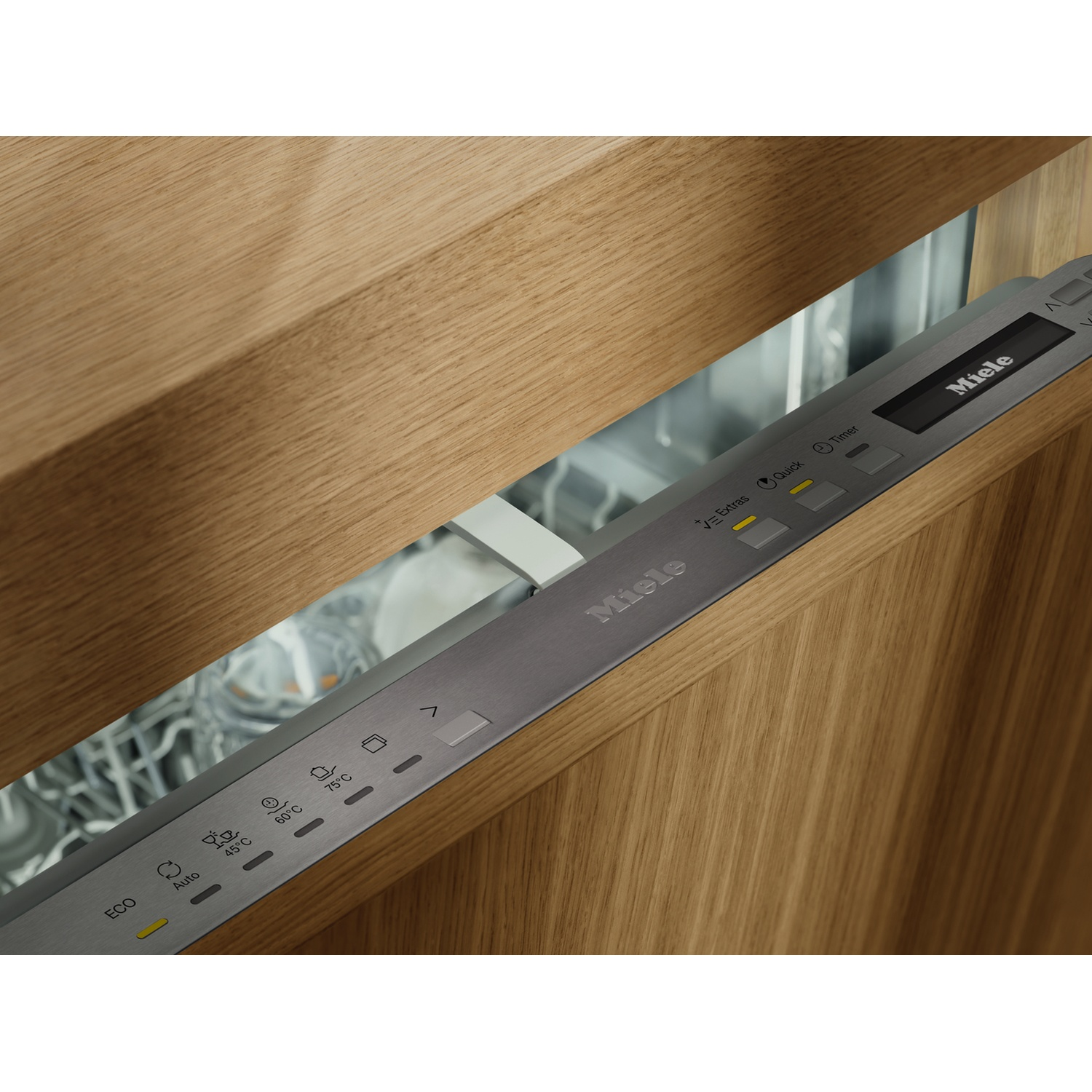 Lavastoviglie Miele aperta integrata in mobili in legno, con pannello di controllo e interno illuminato.