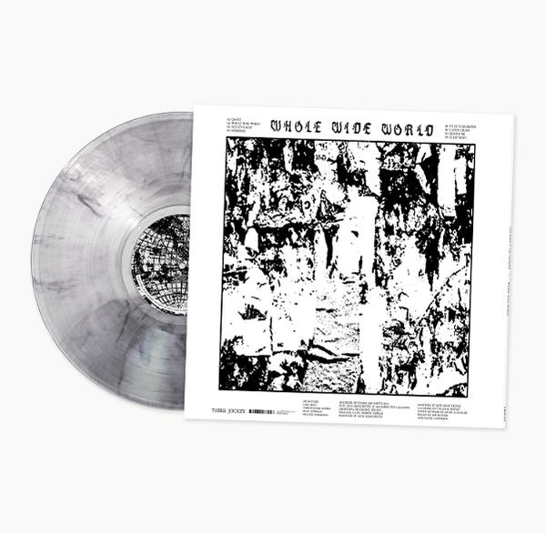 Eine marmorierte Vinylplatte liegt neben einer quadratischen Papierhülle mit schwarz-weißem Text und Kunst.