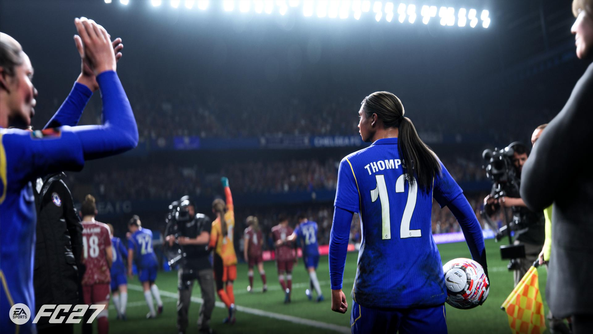 Eine Fußballspielerin in einem blauen Trikot mit der Nummer 12 hält vor dem Spiel einen Ball in der Hand.