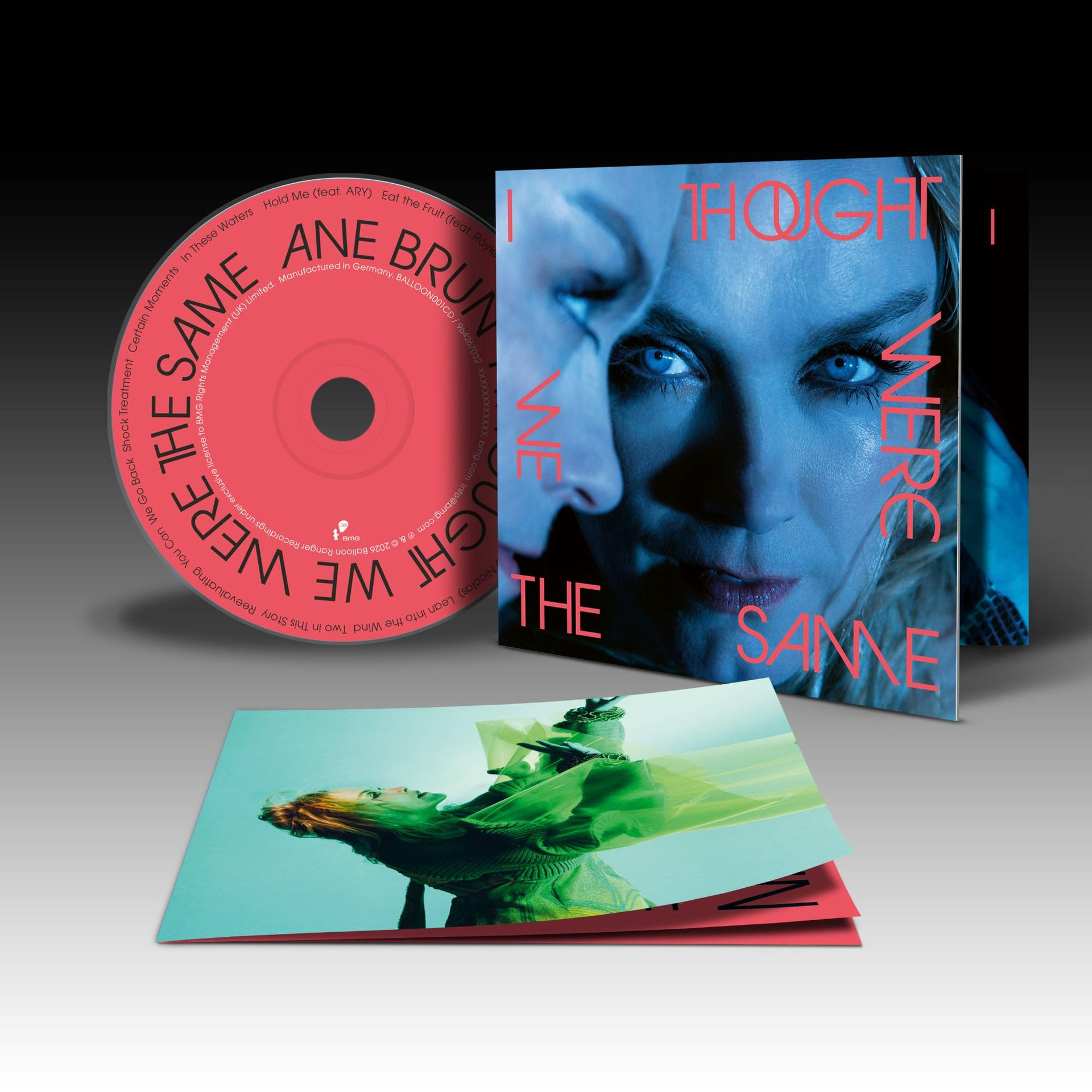 CD-Album mit blauem Porträt-Cover und roter Disc sowie ein Booklet mit grünem Motiv.