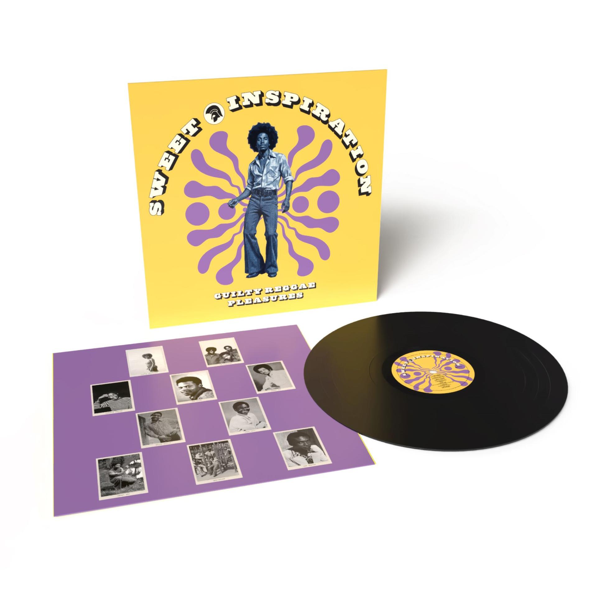 Schallplattenhülle in Gelb, violette Innenhülle mit Fotos und schwarze Vinylplatte auf weißem Grund.
