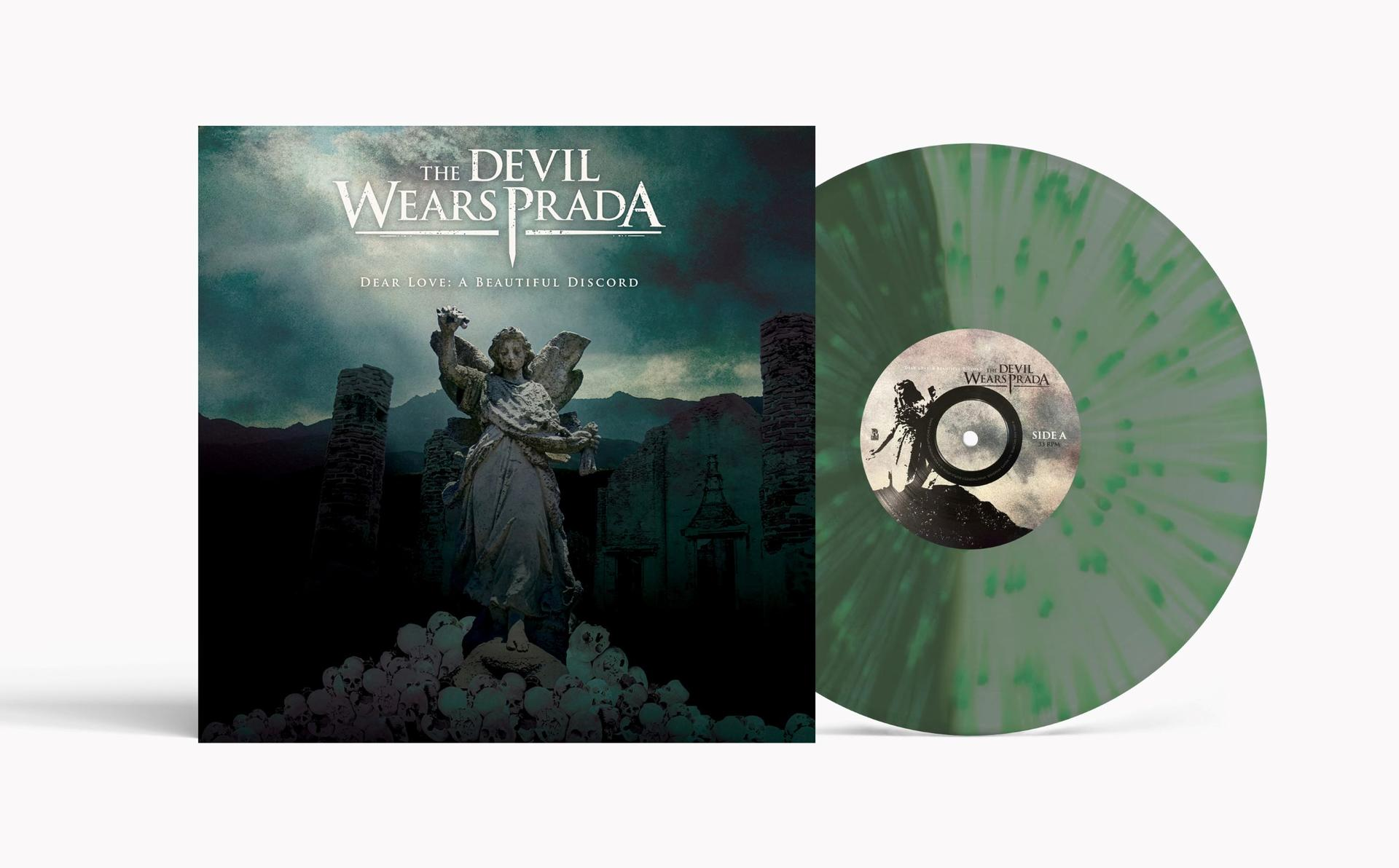 Vinyl-Schallplatte mit grünem Spritzer-Design und Albencover mit geflügelter Statue auf Totenköpfen vor Ruinen.