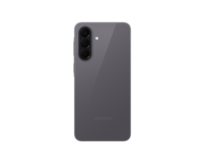 Rückseite eines grauen Smartphones mit vertikaler Dreifachkamera und Samsung-Logo auf weißem Hintergrund.