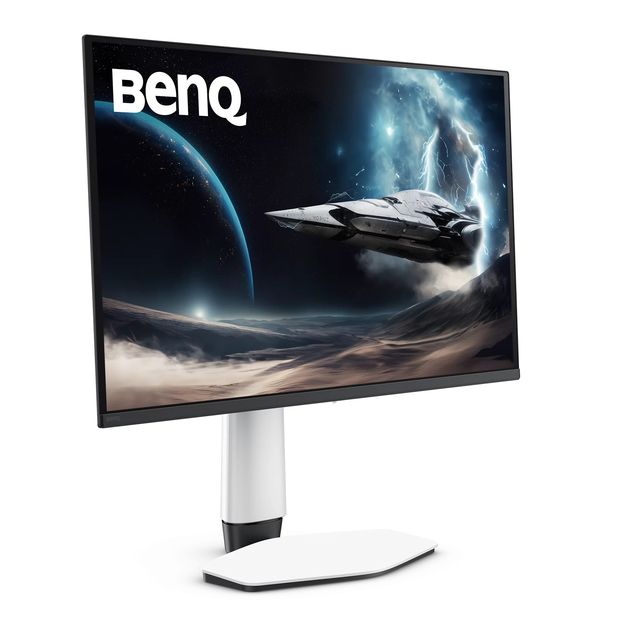 Ein BenQ-Monitor mit weißem Standfuß zeigt eine Weltraumszene mit Raumschiff, Planet und Blitz.