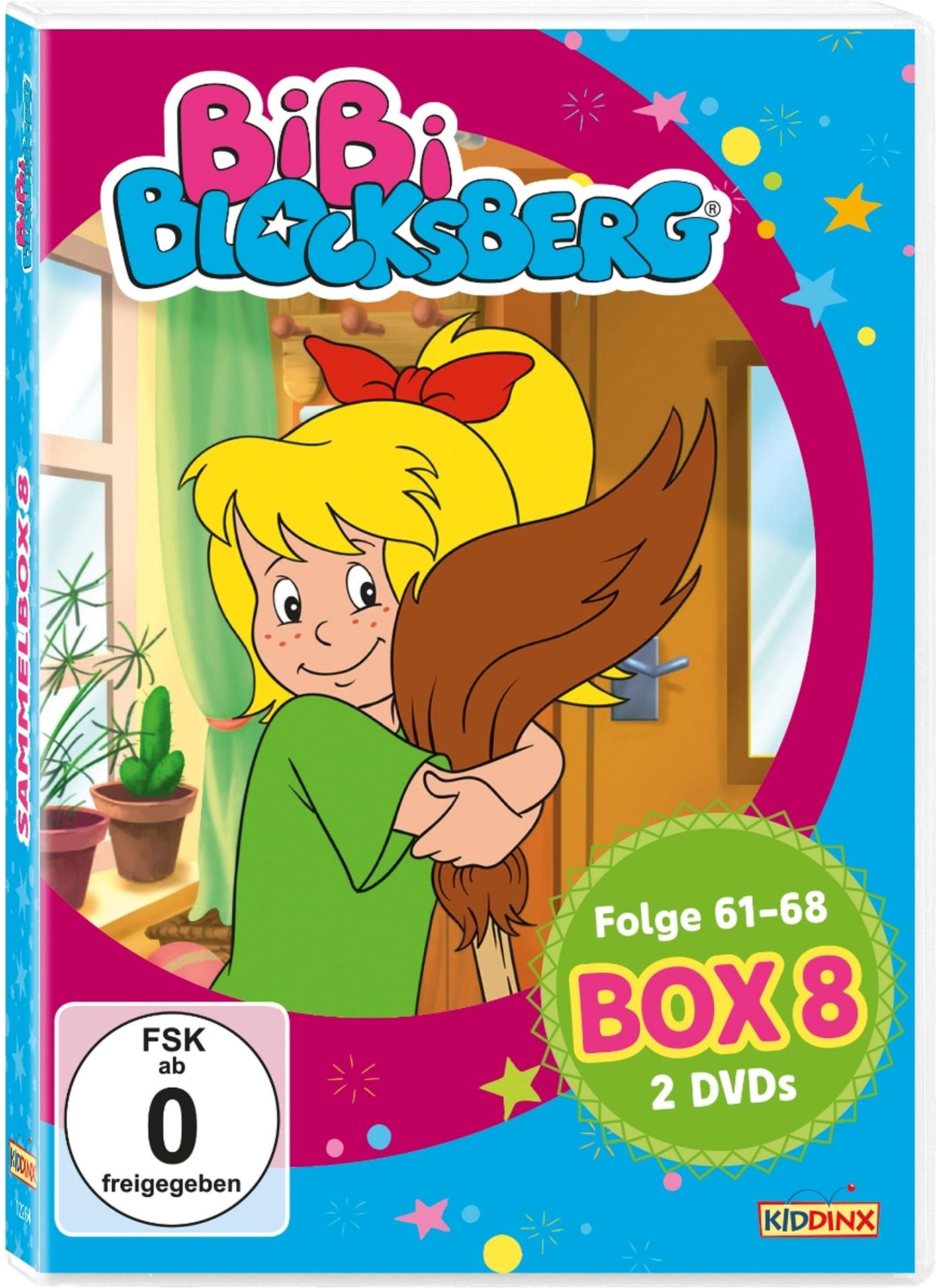 DVD-Cover von Bibi Blocksberg Box 8: Ein blondes Mädchen umarmt einen Besen in einem Zimmer mit Pflanze am Fenster.