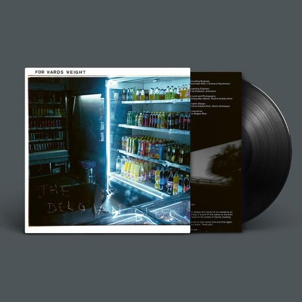 Vinyl-Schallplatte mit Hülle zeigt beleuchtete Getränkeregale in einem Geschäft bei Nacht.
